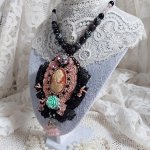Collar colgante Marquesa bordado con perlas nacaradas, un encaje muy bonito, una joya suntuosa 